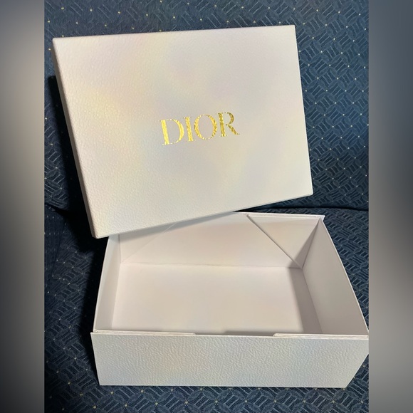 DIOR - Authentic Dior Textured Gift Box – White with Gold Logo – 12x9 - Picture 6 of 8